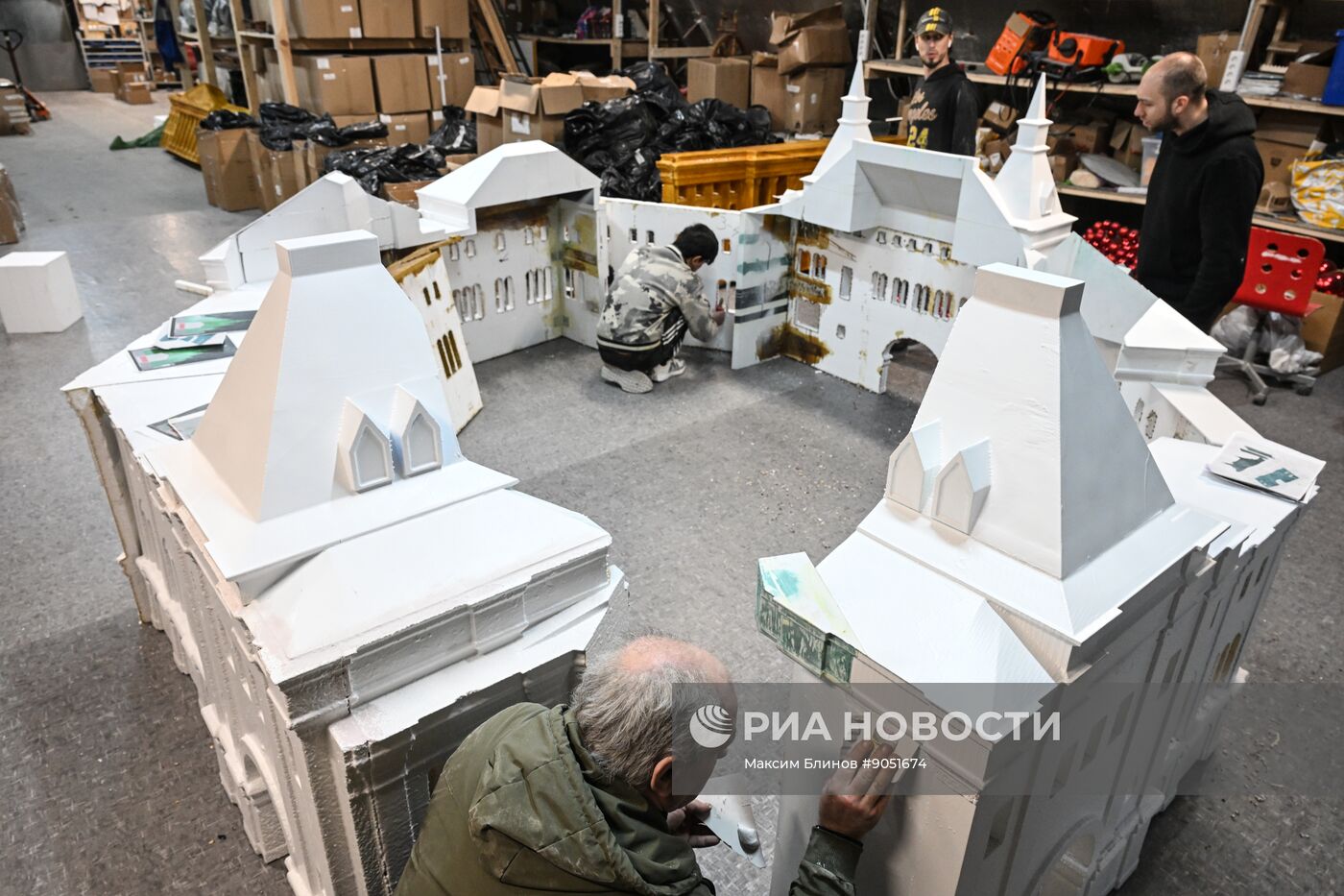 Изготовление новогодних декораций для елки, которую установят на Тверской площади