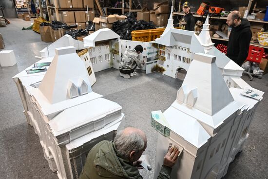 Изготовление новогодних декораций для елки, которую установят на Тверской площади