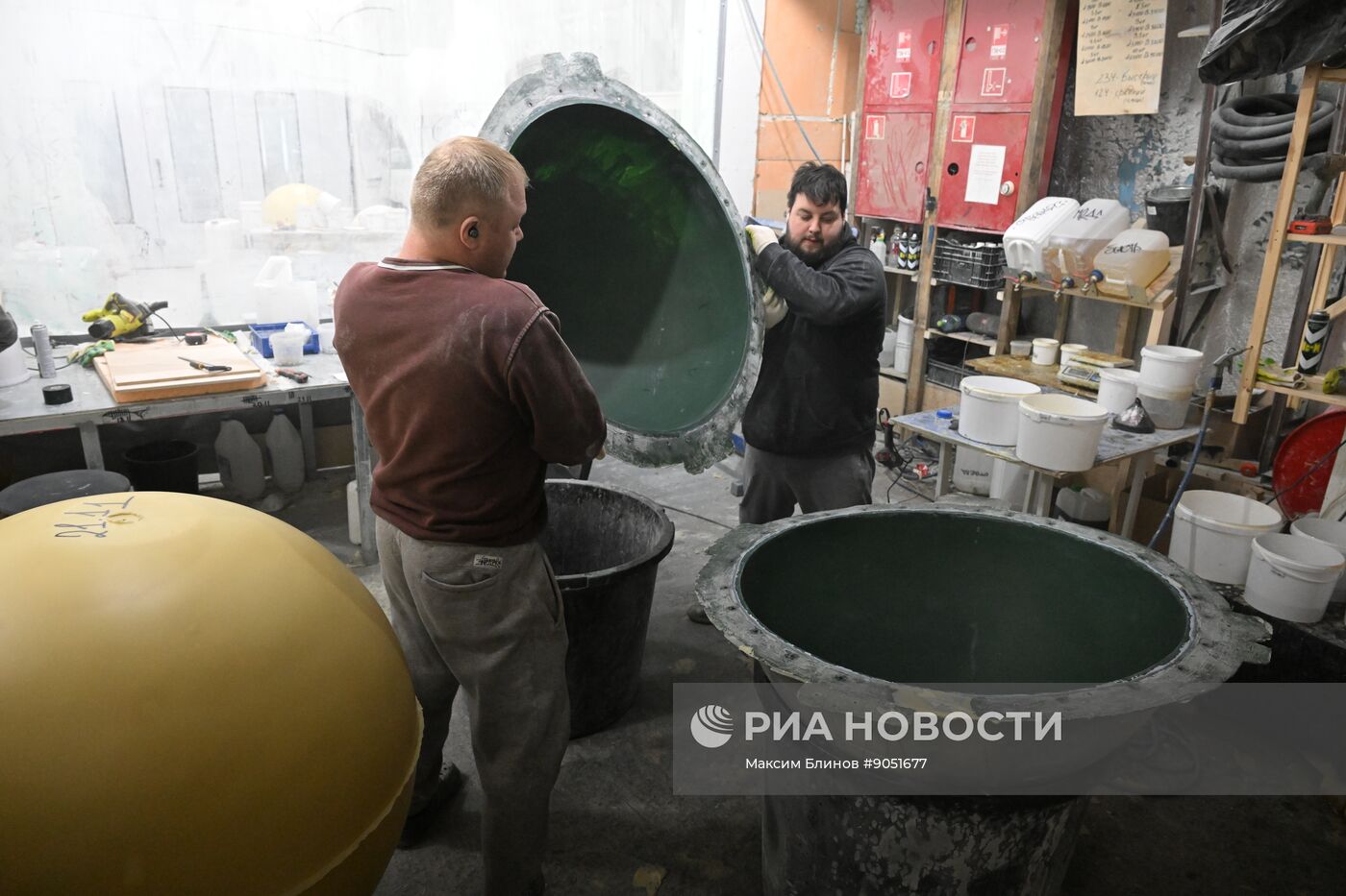 Изготовление новогодних декораций для елки, которую установят на Тверской площади