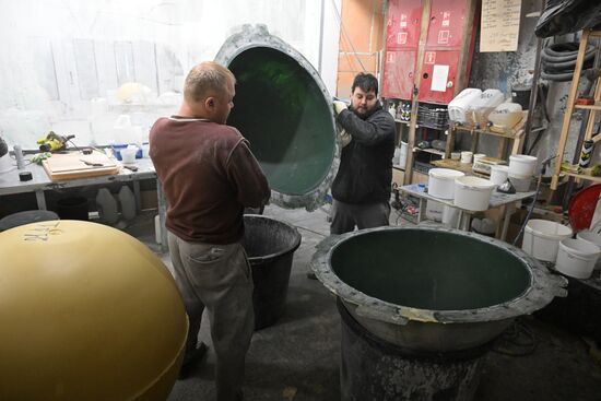 Изготовление новогодних декораций для елки, которую установят на Тверской площади