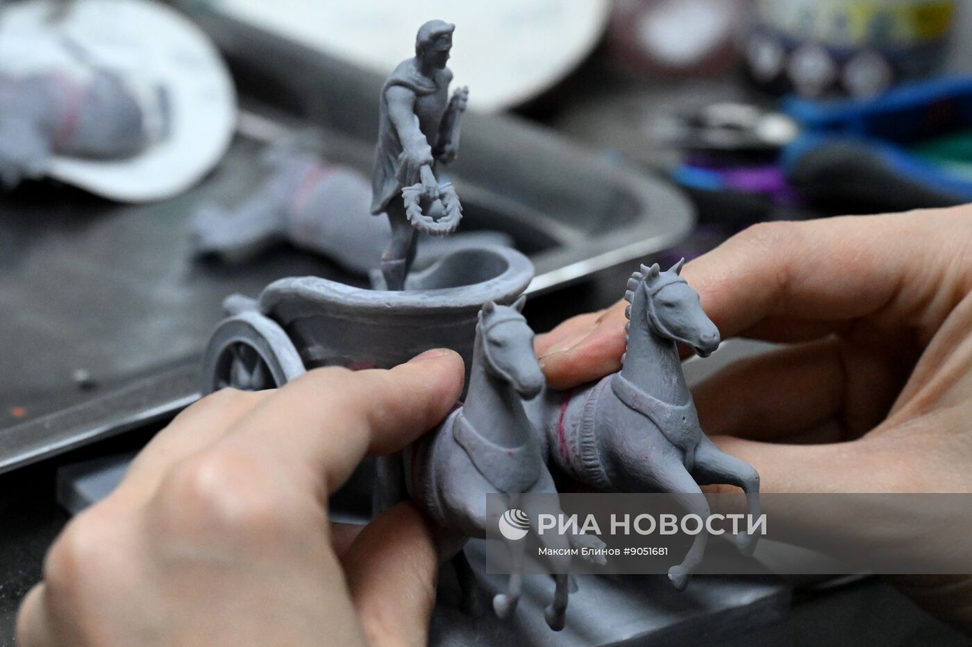 Изготовление новогодних декораций для елки, которую установят на Тверской площади