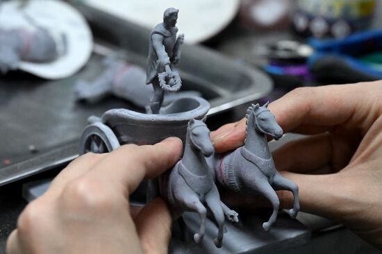 Изготовление новогодних декораций для елки, которую установят на Тверской площади