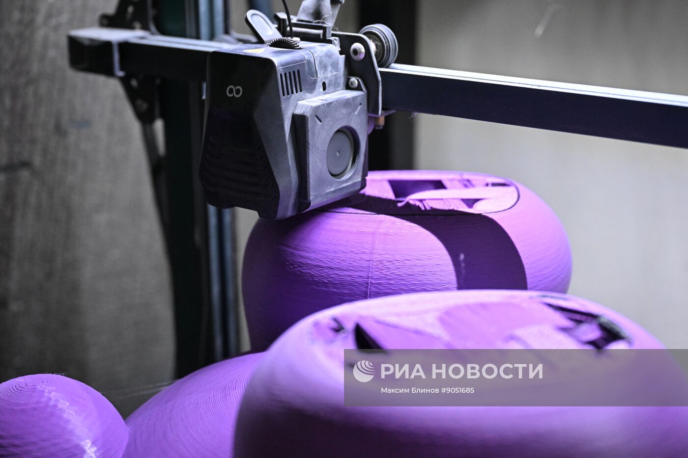 Изготовление новогодних декораций для елки, которую установят на Тверской площади