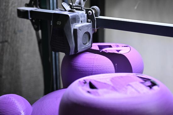 Изготовление новогодних декораций для елки, которую установят на Тверской площади