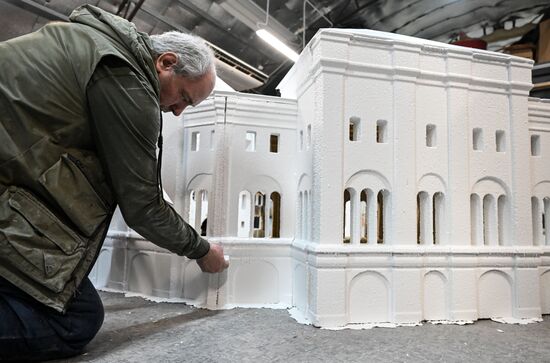 Изготовление новогодних декораций для елки, которую установят на Тверской площади