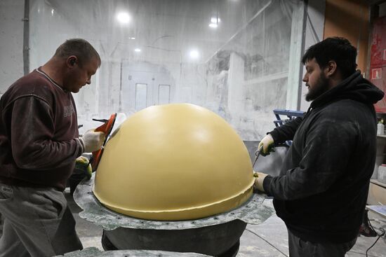 Изготовление новогодних декораций для елки, которую установят на Тверской площади