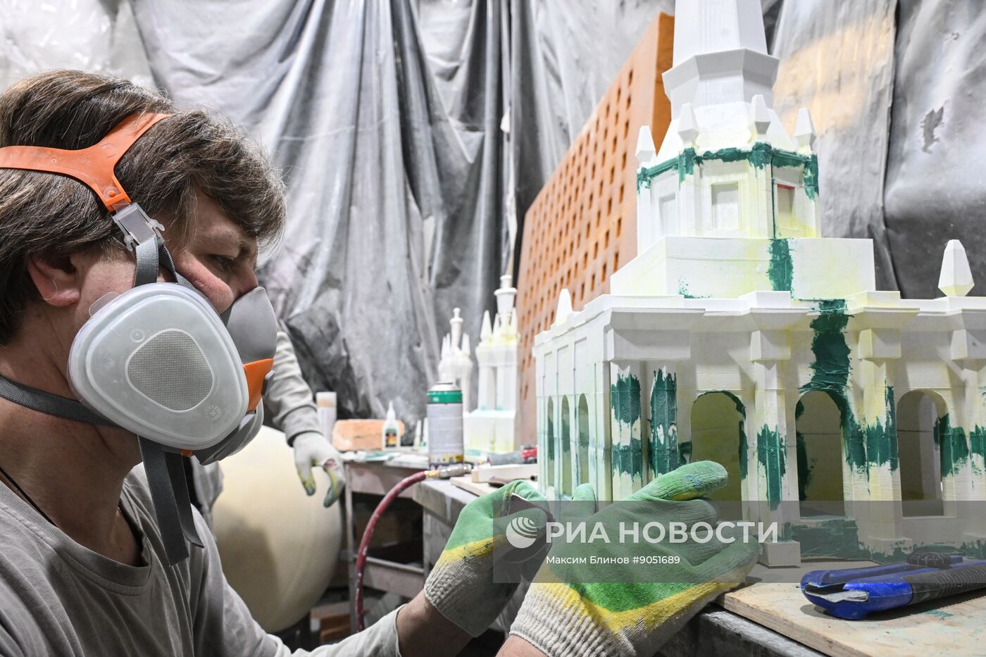 Изготовление новогодних декораций для елки, которую установят на Тверской площади