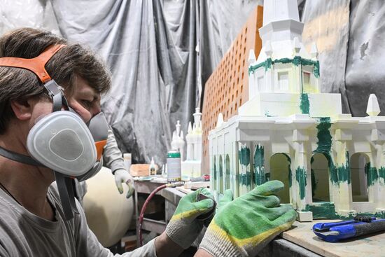 Изготовление новогодних декораций для елки, которую установят на Тверской площади