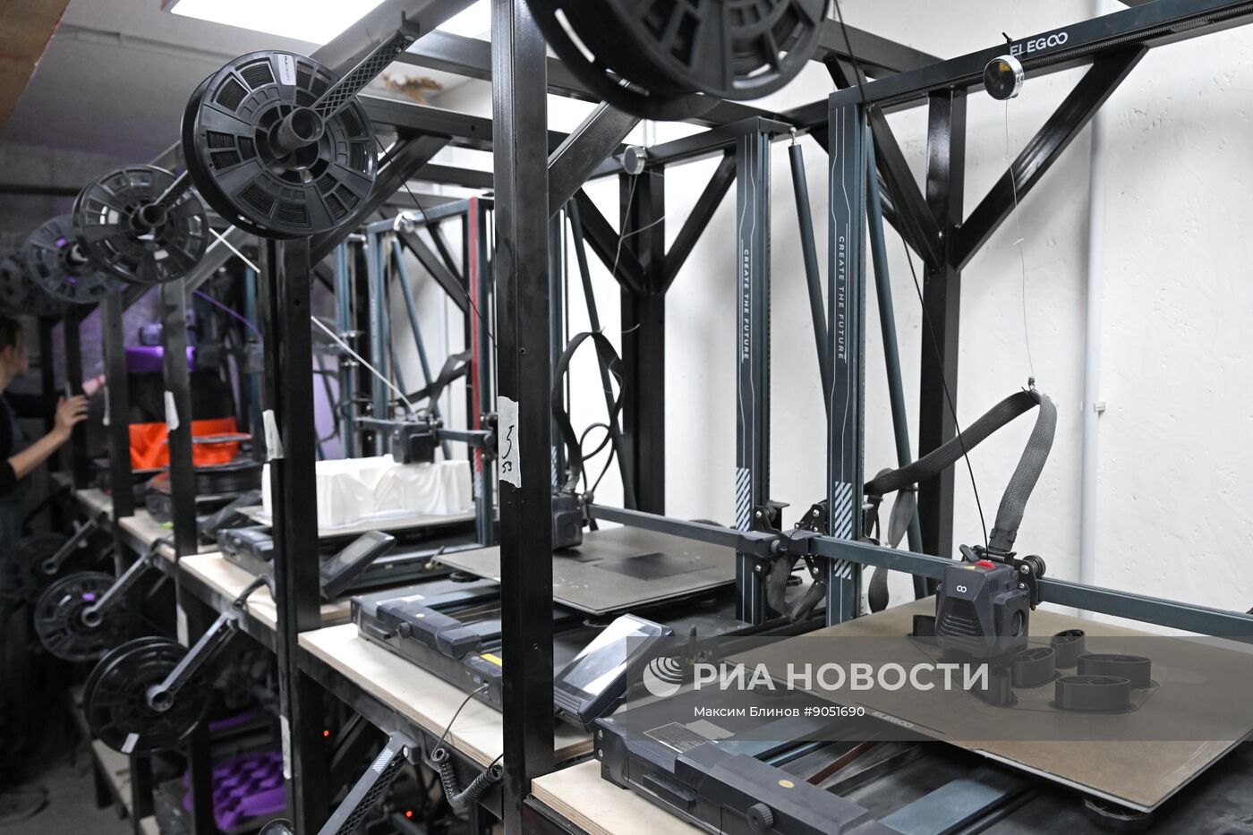 Изготовление новогодних декораций для елки, которую установят на Тверской площади