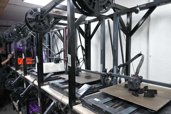 Изготовление новогодних декораций для елки, которую установят на Тверской площади