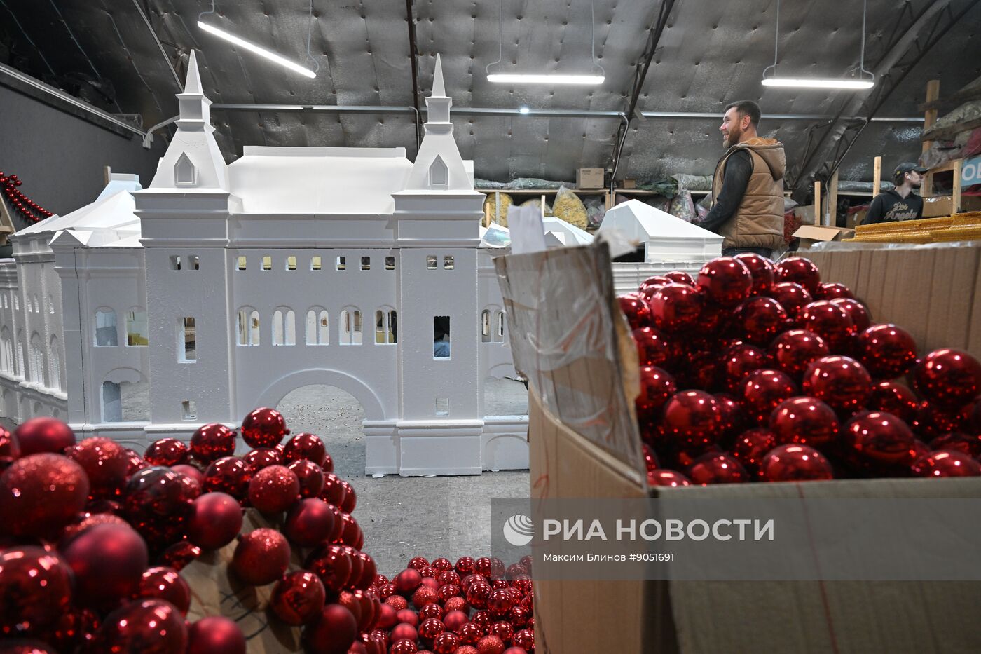 Изготовление новогодних декораций для елки, которую установят на Тверской площади