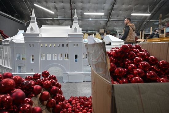 Изготовление новогодних декораций для елки, которую установят на Тверской площади