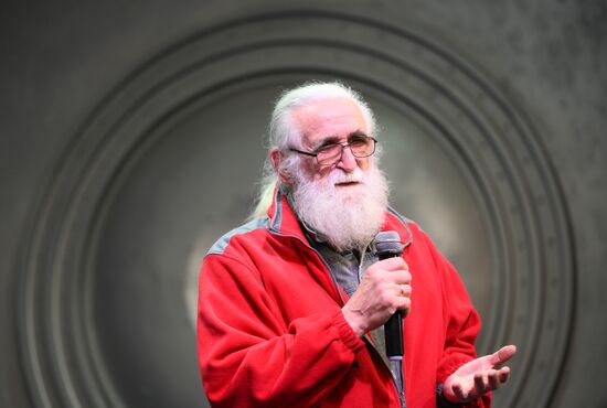 Презентация новой модели часов "Союз  Аполлон" с метеоритом 