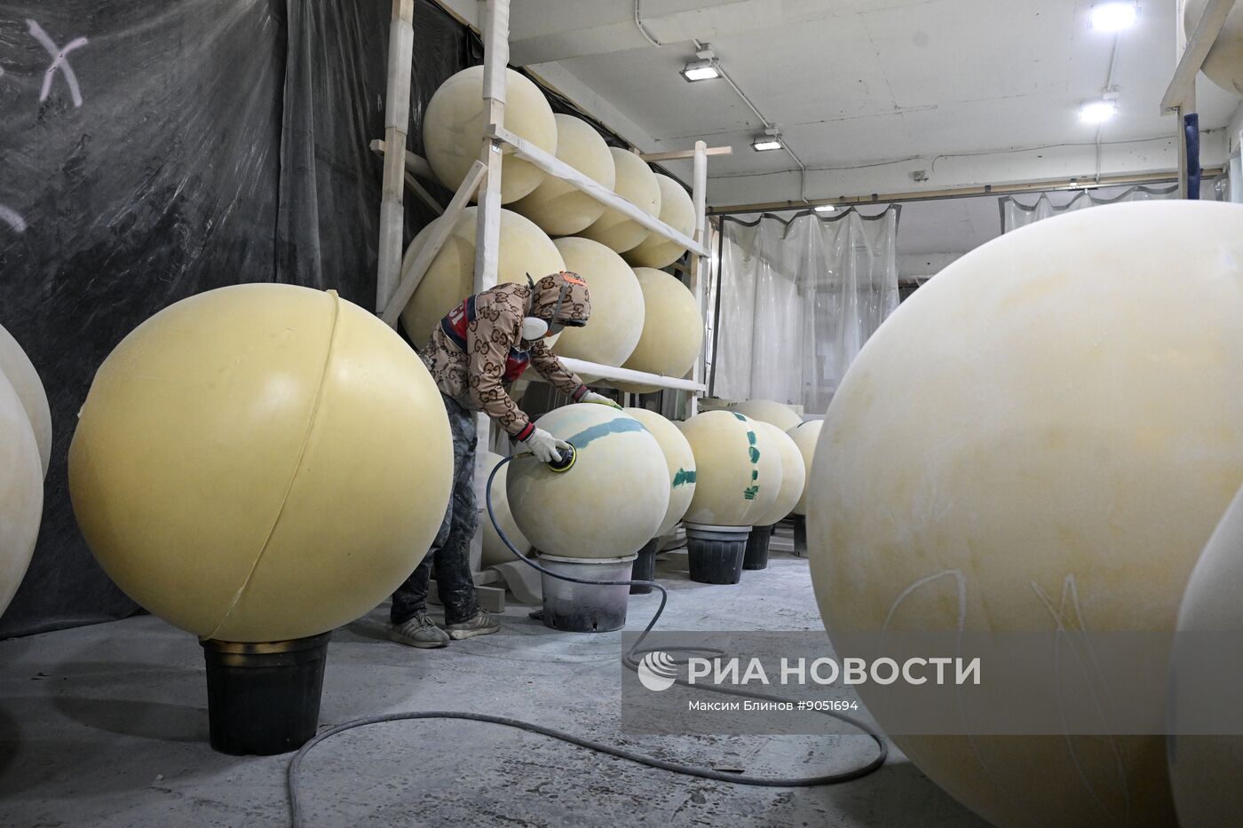 Изготовление новогодних декораций для елки, которую установят на Тверской площади