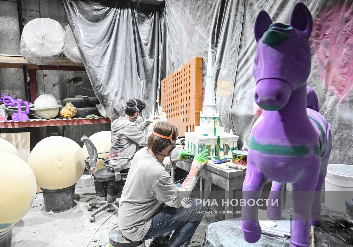 Изготовление новогодних декораций для елки, которую установят на Тверской площади