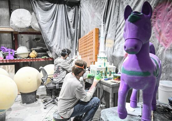 Изготовление новогодних декораций для елки, которую установят на Тверской площади