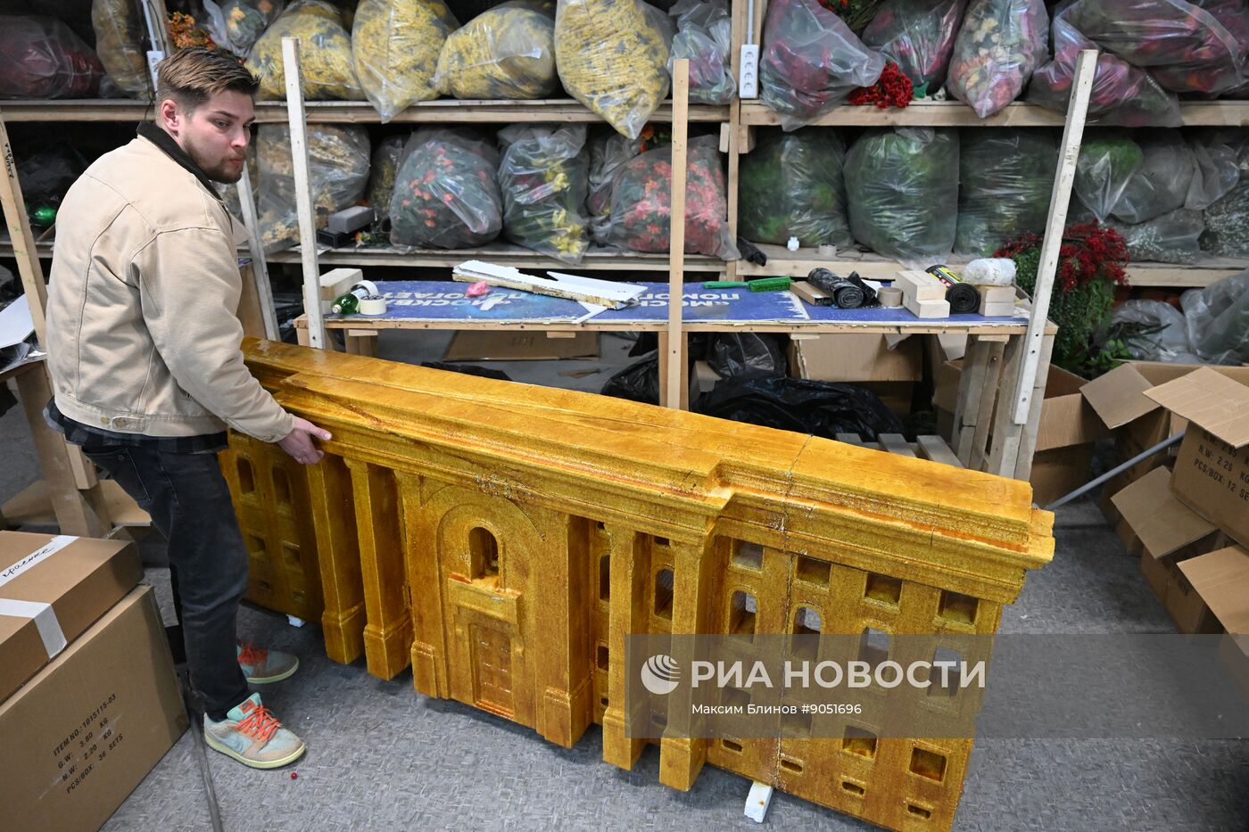 Изготовление новогодних декораций для елки, которую установят на Тверской площади