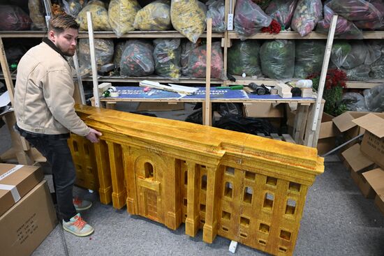 Изготовление новогодних декораций для елки, которую установят на Тверской площади