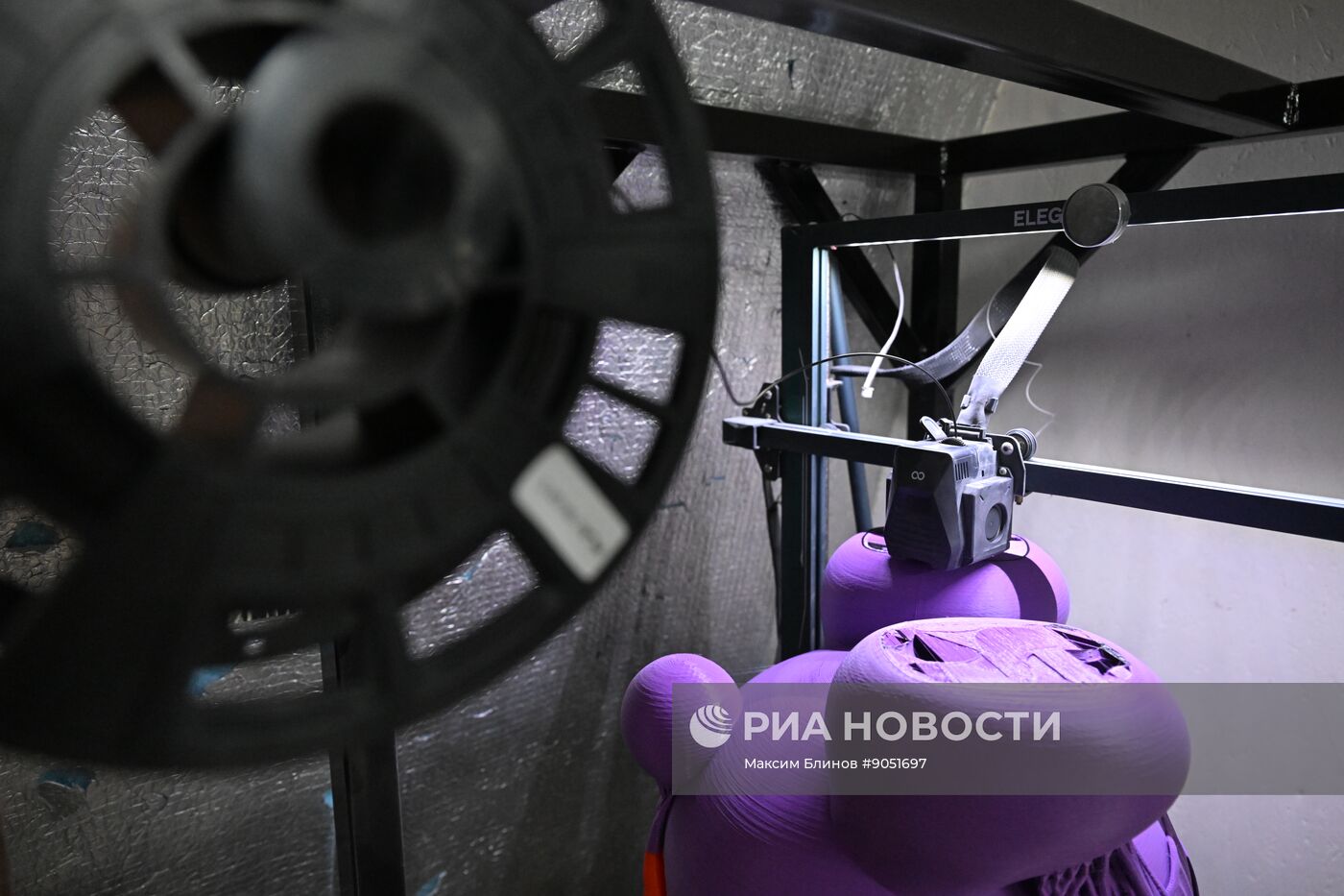 Изготовление новогодних декораций для елки, которую установят на Тверской площади