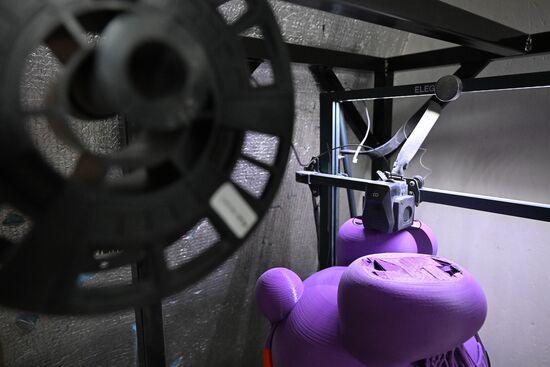 Изготовление новогодних декораций для елки, которую установят на Тверской площади