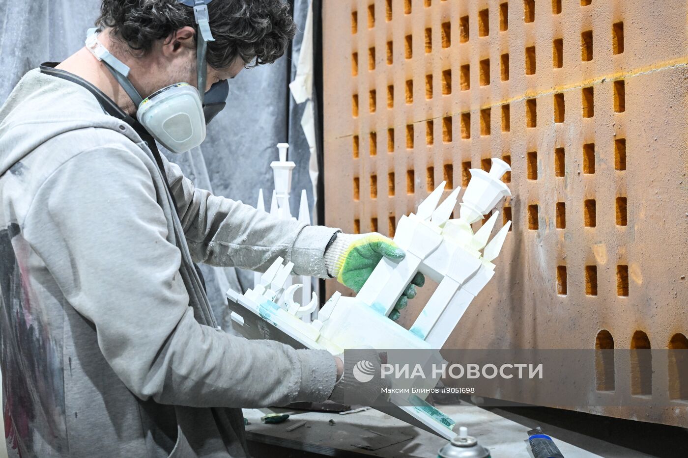 Изготовление новогодних декораций для елки, которую установят на Тверской площади