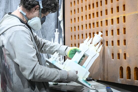 Изготовление новогодних декораций для елки, которую установят на Тверской площади