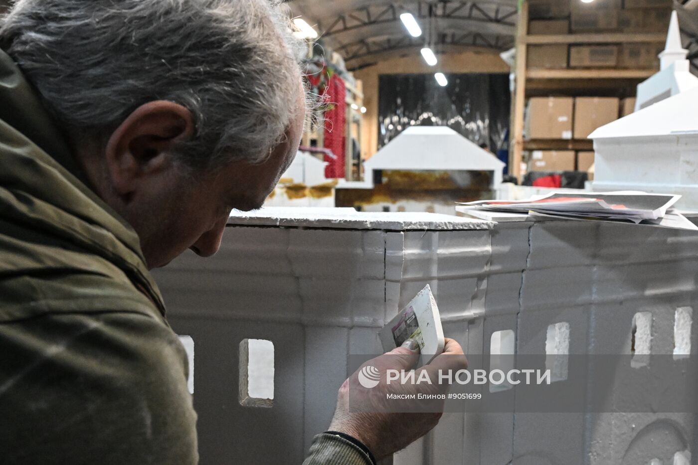 Изготовление новогодних декораций для елки, которую установят на Тверской площади