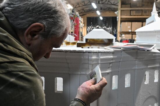 Изготовление новогодних декораций для елки, которую установят на Тверской площади