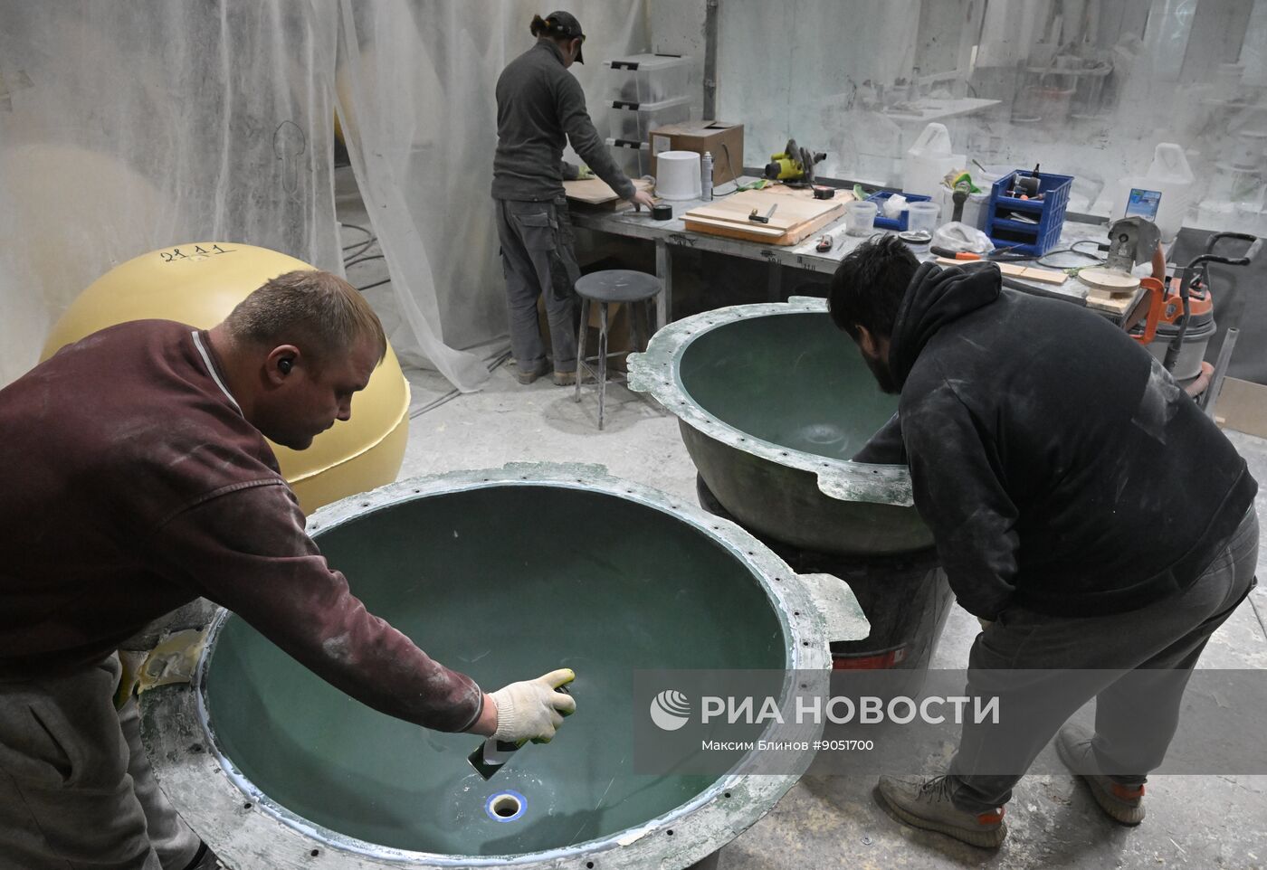 Изготовление новогодних декораций для елки, которую установят на Тверской площади