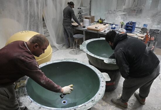 Изготовление новогодних декораций для елки, которую установят на Тверской площади