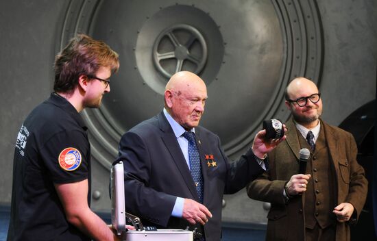 Презентация новой модели часов "Союз  Аполлон" с метеоритом 