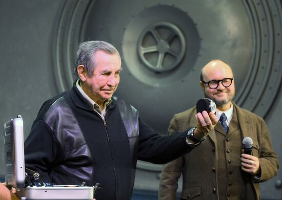 Презентация новой модели часов "Союз  Аполлон" с метеоритом 