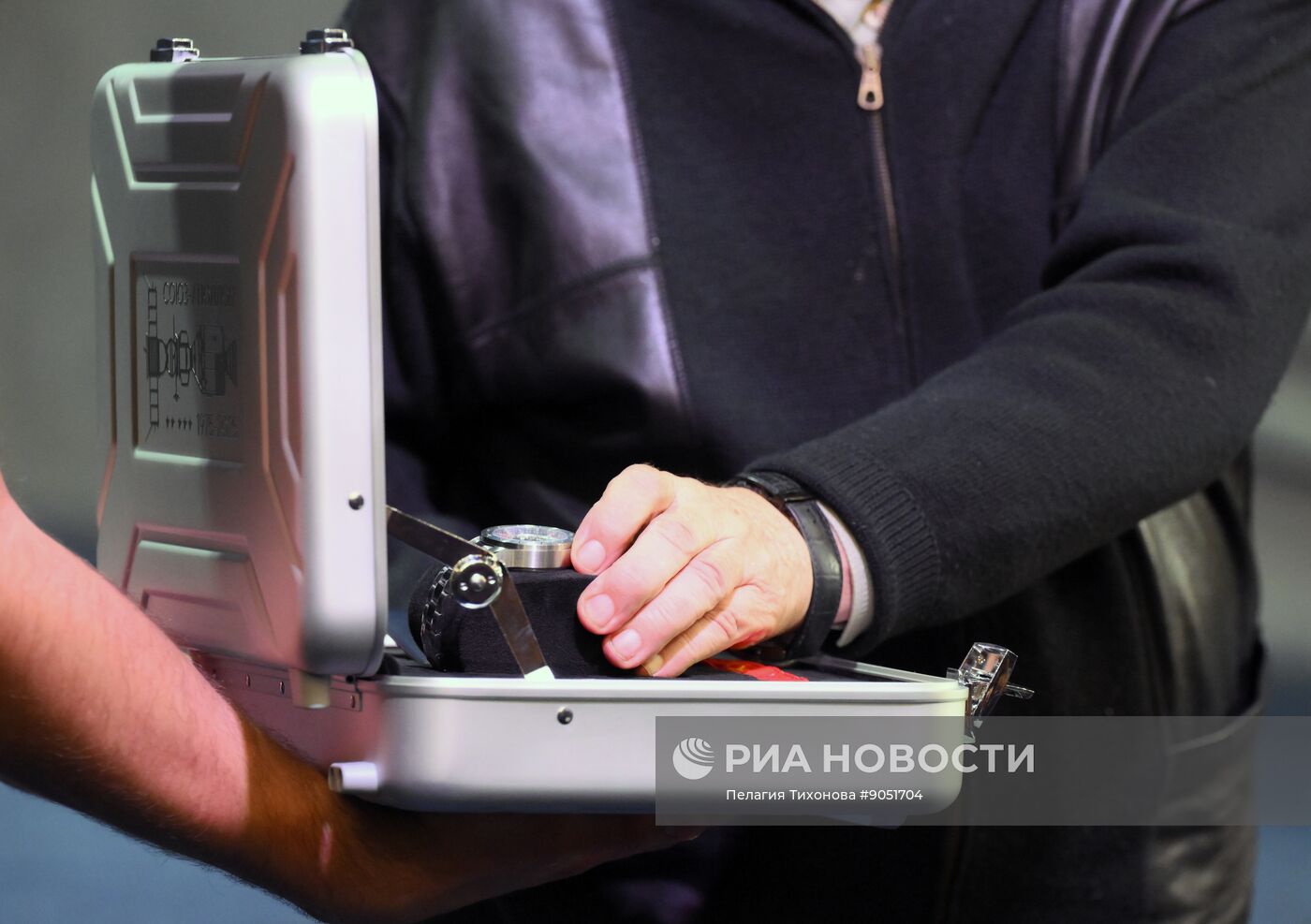 Презентация новой модели часов "Союз  Аполлон" с метеоритом 