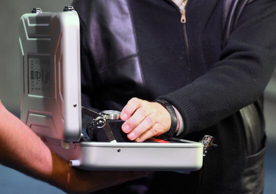 Презентация новой модели часов "Союз  Аполлон" с метеоритом 