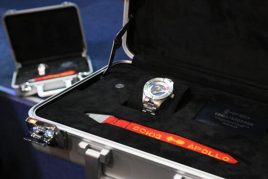 Презентация новой модели часов "Союз  Аполлон" с метеоритом 