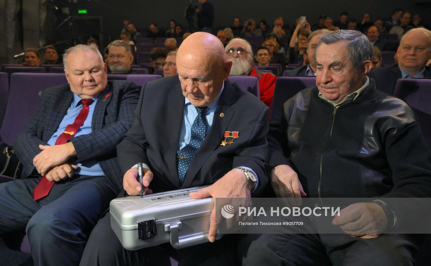 Презентация новой модели часов "Союз  Аполлон" с метеоритом 