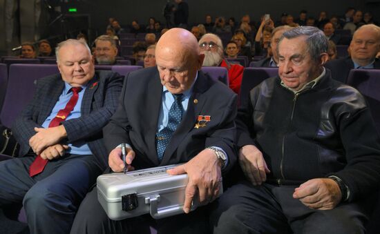 Презентация новой модели часов "Союз  Аполлон" с метеоритом 