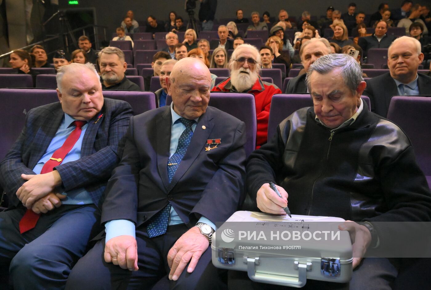 Презентация новой модели часов "Союз  Аполлон" с метеоритом 