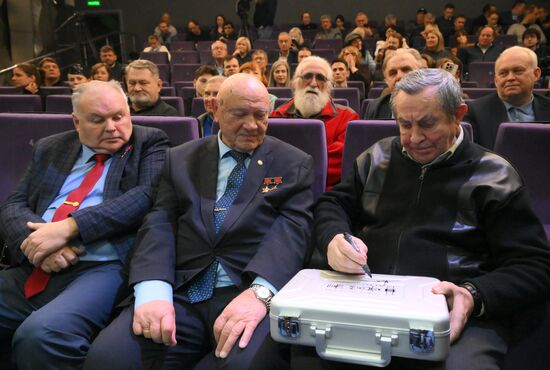 Презентация новой модели часов "Союз  Аполлон" с метеоритом 