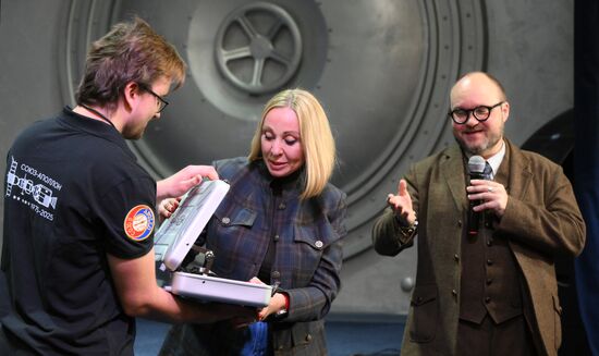 Презентация новой модели часов "Союз  Аполлон" с метеоритом 