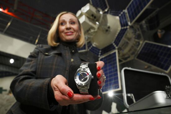 Презентация новой модели часов "Союз  Аполлон" с метеоритом 