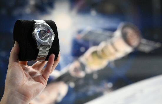 Презентация новой модели часов "Союз  Аполлон" с метеоритом 