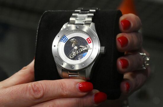 Презентация новой модели часов "Союз  Аполлон" с метеоритом 