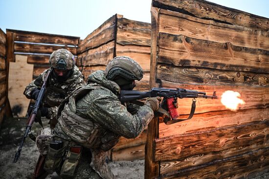 Отработка боевого слаживания военнослужащими 164-й мотострелковой бригады