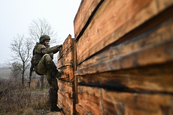 Отработка боевого слаживания военнослужащими 164-й мотострелковой бригады