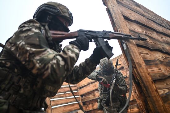 Отработка боевого слаживания военнослужащими 164-й мотострелковой бригады