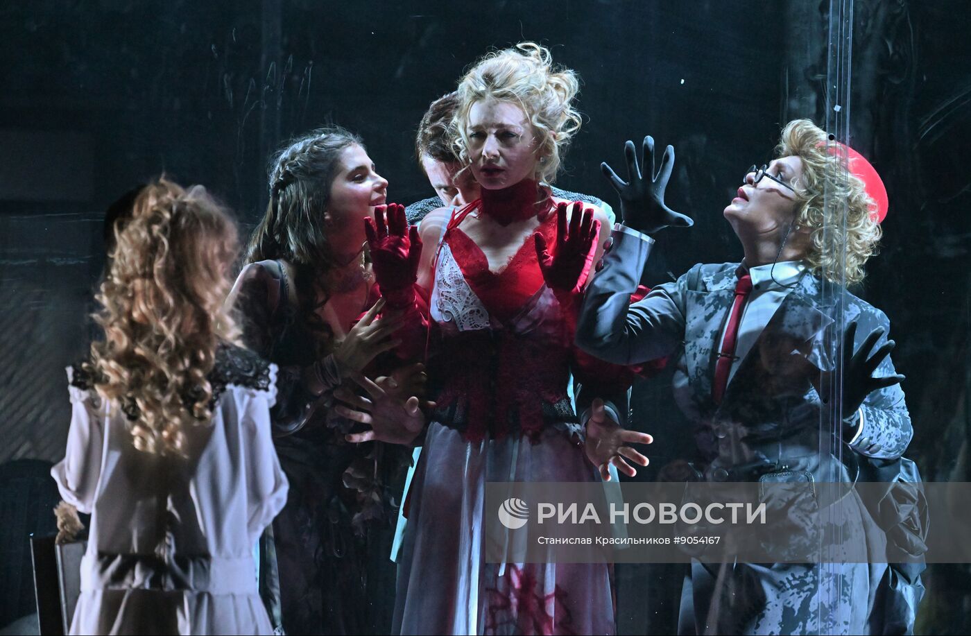 Спектакль "Каренина" в РАМТЕ