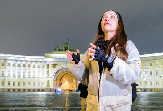 Фитнес-блогер дошла пешком из Москвы в Санкт-Петербург