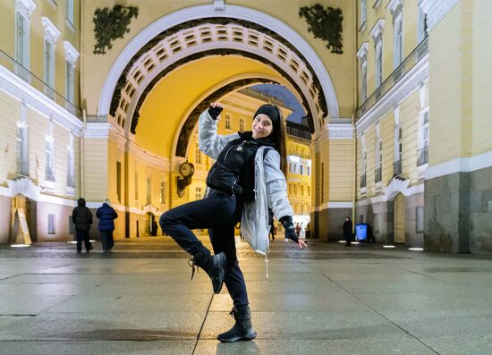 Фитнес-блогер дошла пешком из Москвы в Санкт-Петербург