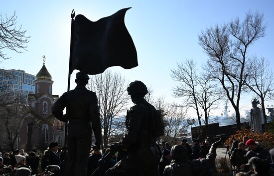 Открытие памятника морским пехотинцам во Владивостоке